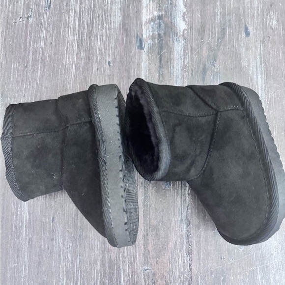 The Children's Place Black Ankle Boots with Plush Lining - Picture 4 of 10